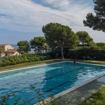 Sleeps 4 Pool Lägenhet